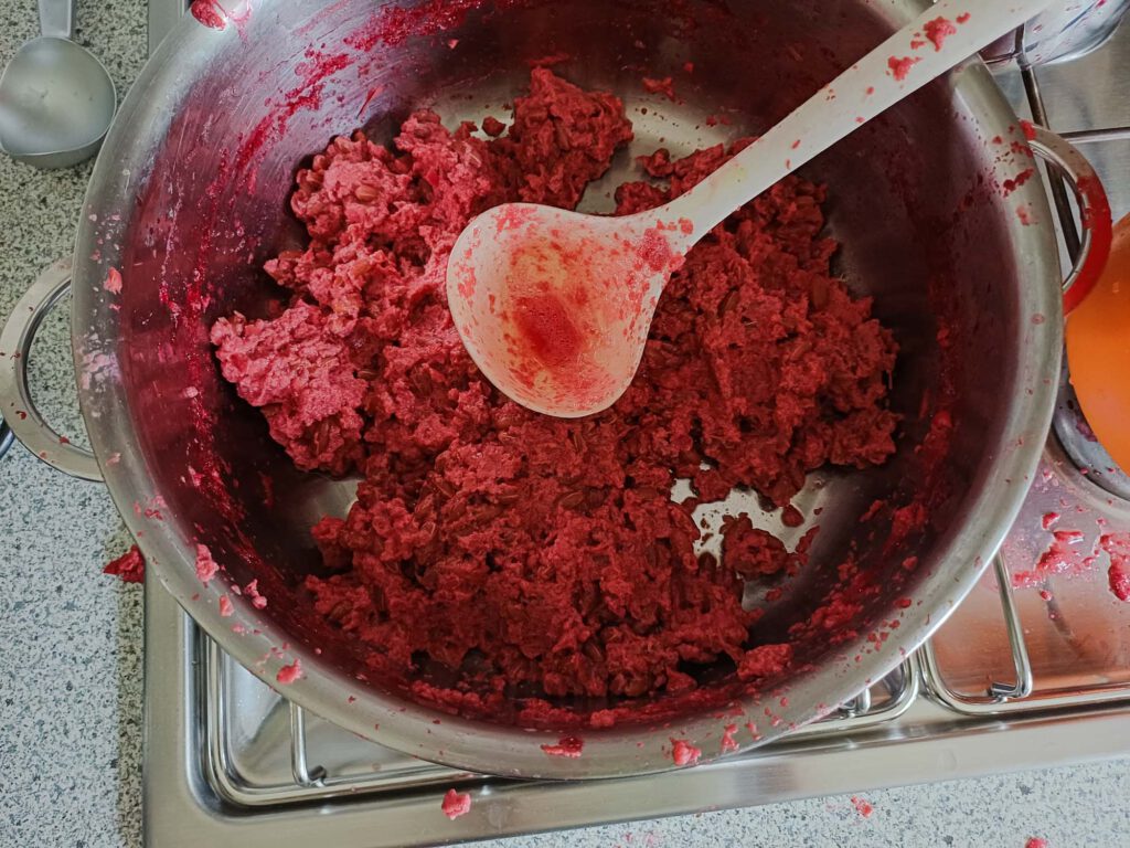 Kornelkirschen entkernen - was übrig bleibt 